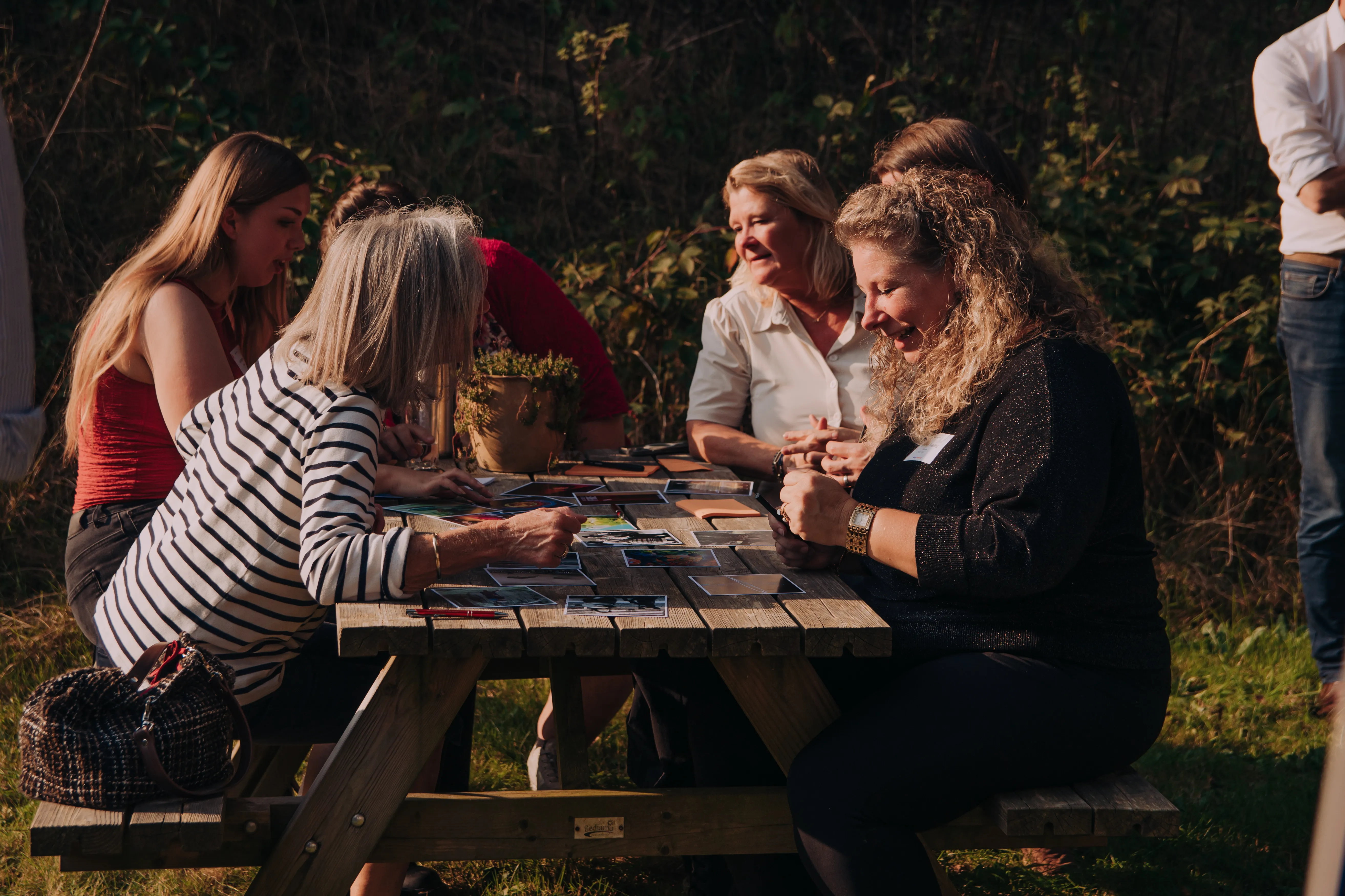 Deelnemers aan een duidingssessie in gesprek