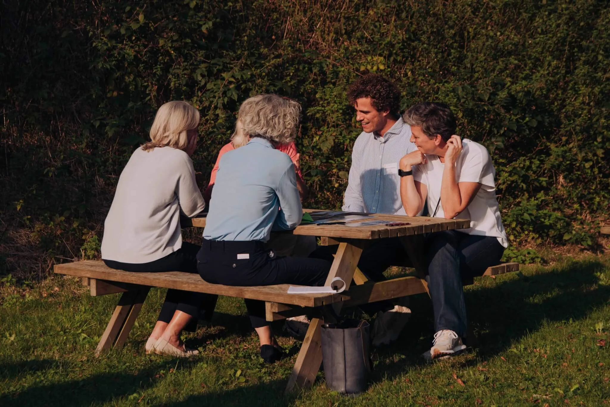 Twee mensen in gesprek aan een tafel tijdens een verteltafel