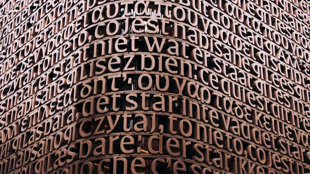 'Er staat niet wat er staat' maakt duidelijk dat de betekenis van een verhaal net zo belangrijk is als het verhaal zelf. Foto van de gevel van Bibliotheek Universiteit Amsterdam.
