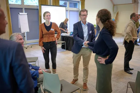 Deelnemers maken kennis met elkaar en schudden handen