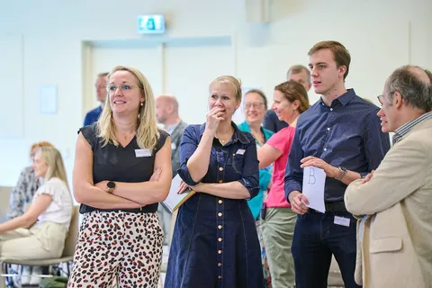 Deelnemers kijken geconcentreerd toe tijdens de quiz